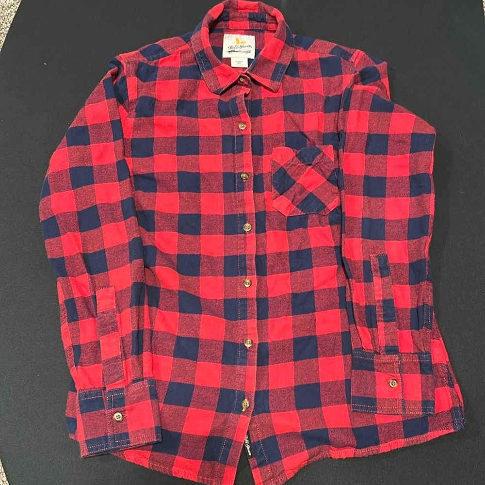 Used Women’s MD red and navy field and stream long sleeve flannel